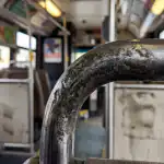 Proč je po autobusu na dlaních tmavý povlak a jak ho rychle odstranit? 1774938364_proc-je-po-autobusu-na-dlanich-tmavy-povlak-a-jak.png