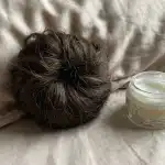 Hlavní příčinou ranních vyrážek je váš noční účes. hlavni-pricinou-rannich-vyrazek-je-vas-nocni-uces.png