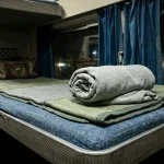 Jak spaní na zádech bez polštáře ve vlaku ovlivní vaši pohodu na dlouhých cestách? jak-spani-na-zadech-bez-polstare-ve-vlaku-ovlivni-vasi.webp.webp