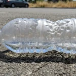 plastova-lahev-na-vodu-zapomenuta-na-slunci-v-sobe-skryva.webp.webp