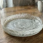 Před čím skutečně varuje plaketa na kuchyňské karafě? pred-cim-skutecne-varuje-plaketa-na-kuchynske-karafe.webp.webp