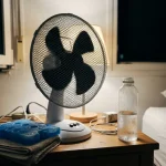 Proč zvyk spát pod přímým proudem ventilátoru kazí ráno a jak ochladit místnost jinak? proc-zvyk-spat-pod-primym-proudem-ventilatoru-kazi-rano-a.webp.webp