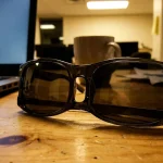 Zvyk nosit sluneční brýle v interiéru skrývá nezjevné nebezpečí. zvyk-nosit-slunecni-bryle-v-interieru-skryva-nezjevne-nebezpeci.webp.webp